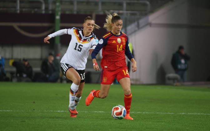 28 11 2025, Football, Women, UEFA Women s Nations League Final 2025, Germany Spain, Selina Cerci Germany Laia Aleixandri Spain Kaiserslautern Fritz Walter Stadium Rhineland-Palatinate Germany DEU Copyright: xFabianxKleerx