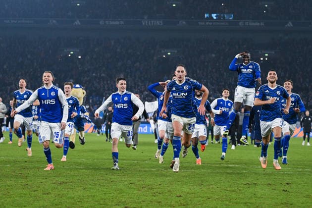 28 11 2025, Football, 2 Bundesliga, Season 2025 2026, Matchday 14, FC Schalke 04 SC Paderborn, The players of FC Schalke 04 are happy about the victory xRHR PHOTO YYx Copyright: KROEGER RHR-FOTOx RHR-FOTO YY