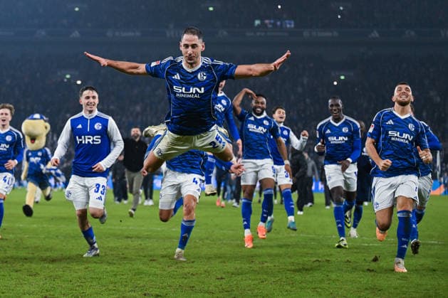 28 11 2025, Football, 2 Bundesliga, Season 2025 2026, Matchday 14, FC Schalke 04 SC Paderborn, The players of FC Schalke 04 are happy about the victory Nikola Katic FC Schalke 04 xRHR PHOTO YYx Copyright: KROEGER RHR-FOTOx RHR-FOTO YY