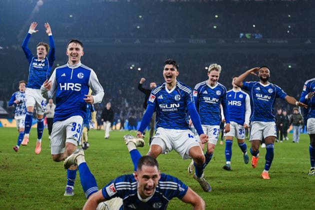 28 11 2025, Football, 2 Bundesliga, Season 2025 2026, Matchday 14, FC Schalke 04 SC Paderborn, The players of FC Schalke 04 are happy about the victory Vitalie Becker FC Schalke 04 , Mertcan Ayhan FC Schalke 04 , Finn Porath FC Schalke 04 , Moussa Sylla FC Schalke 04 xRHR PHOTO YYx Copyright: KROEGER RHR-FOTOx RHR-FOTO YY