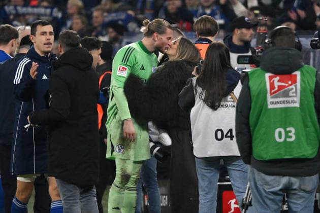 Goalkeeper Loris Karius Schalke 04 after the match with his wife Diletta Leotta 28 11 2025, Fußball 2 Bundesliga, Saison 2025 2026, 14 Spieltag, FC Schalke 04 SC Paderborn DFL regulations prohibit any use of photographs as image sequences and or quasi video Gelsenkirchen Veltins Arena Nordrhein Westfalen Germany Team2