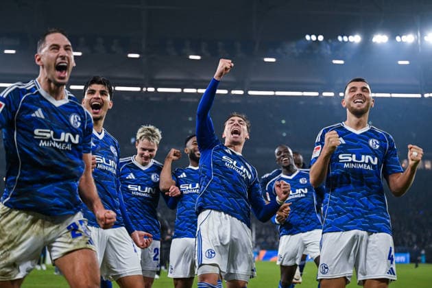 28 11 2025, Football, 2 Bundesliga, Season 2025 2026, Matchday 14, FC Schalke 04 SC Paderborn, The players of FC Schalke 04 are happy about the victory Mertcan Ayhan FC Schalke 04 , Felipe Sanchez FC Schalke 04 , Hasan Kurucay FC Schalke 04 xRHR PHOTO YYx Copyright: KROEGER RHR-FOTOx RHR-FOTO YY