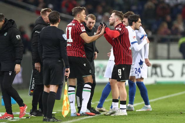 28 11 2025, xtgx, Soccer 2 Bundesliga Hannover 96 Karlsruher SC emspor, v l Benedikt Pichler Hannover, 11 is substituted for Benjamin Källman Hannover, 9 DFL DFB REGULATIONS PROHIBIT ANY USE OF PHOTOGRAPHS as IMAGE SEQUENCES and or QUASI VIDEO Hannover