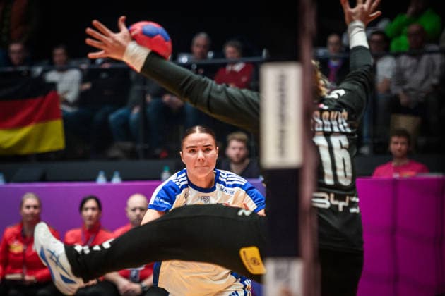 Elin Rosa Magnusdottir Iceland, 22 vs Jovana Risovic Serbia, 16 GER, Serbia Iceland, Handball World Championship, Preliminary Round, Group C, 28 11 2025 GER, Serbia Iceland, Handball World Championship, Preliminary Round, Group C, 28 11 2025 Stuttgart Copyright: xSandyxDinkelackerx EP_SDR