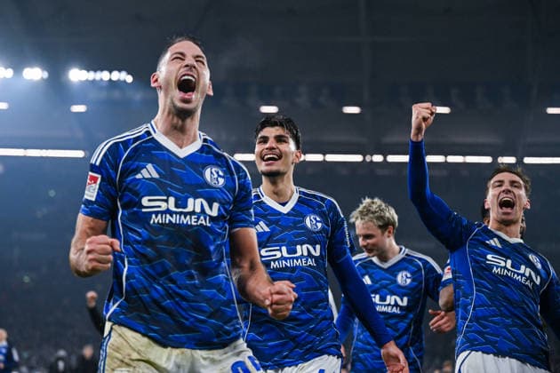 28 11 2025, Football, 2 Bundesliga, Season 2025 2026, Matchday 14, FC Schalke 04 SC Paderborn, The players of FC Schalke 04 are happy about the victory Nikola Katic FC Schalke 04 , Mertcan Ayhan FC Schalke 04 , Felipe Sanchez FC Schalke 04 xRHR PHOTO YYx Copyright: KROEGER RHR-FOTOx RHR-FOTO YY