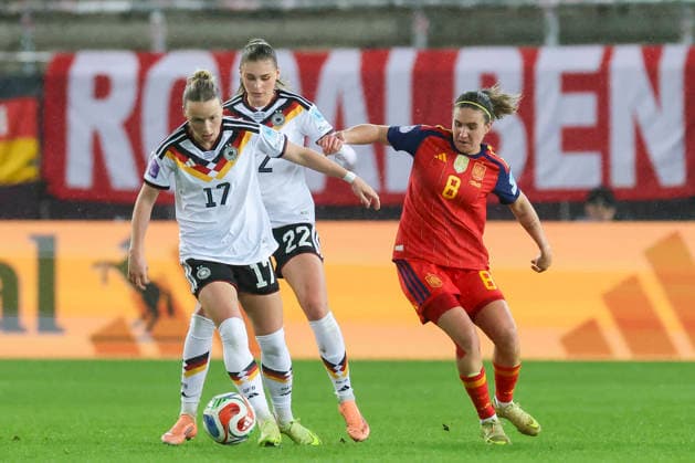 Franziska Kett Germany , Jule Brand Germany and Mariona Caldentey Spain battle for the ball, UEFA Women s Nations League 2025 Final First Leg, Germany v Spain, Fritz Walter Stadion, November 28, 2025 in Kaiserslautern, Germany Photo by Marco Steinbrenner DeFodi Images Franziska Kett Germany , Jule Brand Germany and Mariona Caldentey Spain battle for the ball, UEFA Women s Nations League 2025 Final First Leg, Germany v Spain, Fritz Walter Stadion, November 28, 2025 in Kaiserslautern, Germany Photo by Marco Steinbrenner DeFodi Images