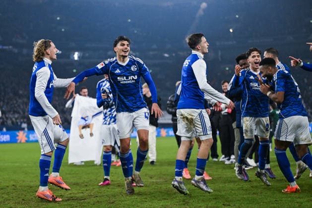 28 11 2025, Football, 2 Bundesliga, Season 2025 2026, Matchday 14, FC Schalke 04 SC Paderborn, The players of FC Schalke 04 are happy about the victory Mika Wallentowitz FC Schalke 04 , Mertcan Ayhan FC Schalke 04 xRHR PHOTO YYx Copyright: KROEGER RHR-FOTOx RHR-FOTO YY