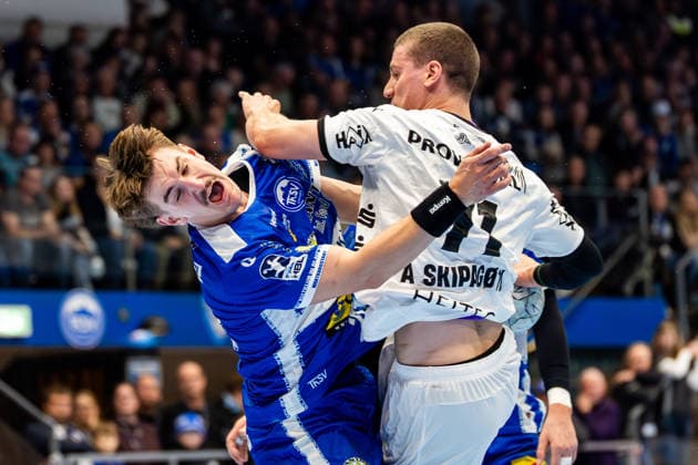 28.11.2025, GER, Handball, Maenner, Saison 25 26, Daikin 1.Bl, 14.Spieltag, ThSV Eisenach - THW Kiel Felix Aellen (ThSV Eisenach,22), Elias Ellefsen a Skipagotu (THW Kiel) 99817 Eisenach Werner-Assmann-Halle Am Sportp Thueringen Deutschland *** 28 11 2025, GER, Handball, Men, Season 25 26, Daikin 1 Bl, 14 Matchday, ThSV Eisenach THW Kiel Felix Aellen ThSV Eisenach,22 , Elias Ellefsen a Skipagotu THW Kiel 99817 Eisenach Werner Assmann Halle Am Sportp Thueringen Germany