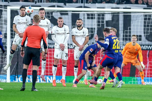28 10 2025, Football, Borussia Mönchengladbach RB Leipzig, 1 Soccer Bundesliga, Matchday 12, Borussia Park, Season 2025 2026 David Raum RB Leipzig 22 shoots the free kick over the wall from Kevin Diks Borussia Mönchengladbach 04 Nico Elvedi Borussia Mönchengladbach 30 Franck Honorat Borussia Mönchengladbach 09 DFB regulations prohibit any use of photographs as image sequences and or quasi video Haris Tabakovic Borussia Mönchengladbach 15 North Rhine-Westphalia Germany