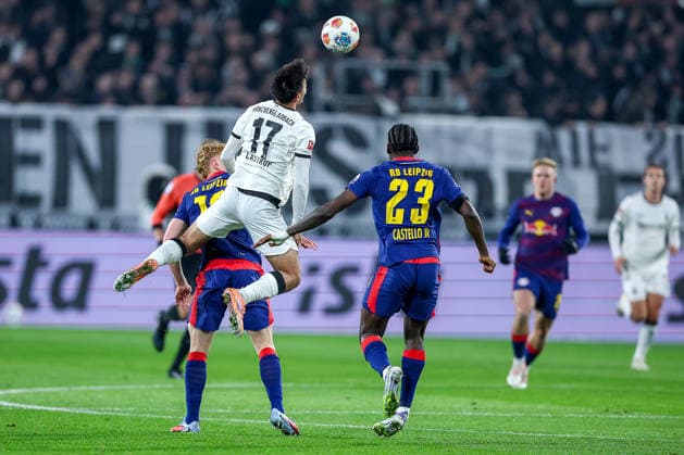 28 10 2025, Football, Borussia Mönchengladbach RB Leipzig, 1 Soccer Bundesliga, Matchday 12, Borussia Park, Season 2025 2026 Jens Castrop Borussia Mönchengladbach 17 in duel against Castello Lukeba RB Leipzig 23 DFB regulations prohibit any use of photographs as image sequences and or quasi video North Rhine-Westphalia Germany