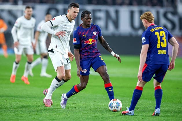 28 10 2025, Football, Borussia Mönchengladbach RB Leipzig, 1 Soccer Bundesliga, Matchday 12, Borussia Park, Season 2025 2026 Haris Tabakovic Borussia Mönchengladbach 15 in duel against Castello Lukeba RB Leipzig 23 and Nicolas Seiwald RB Leipzig 13 DFB regulations prohibit any use of photographs as image sequences and or quasi video Nordrhein Westfalen Germany