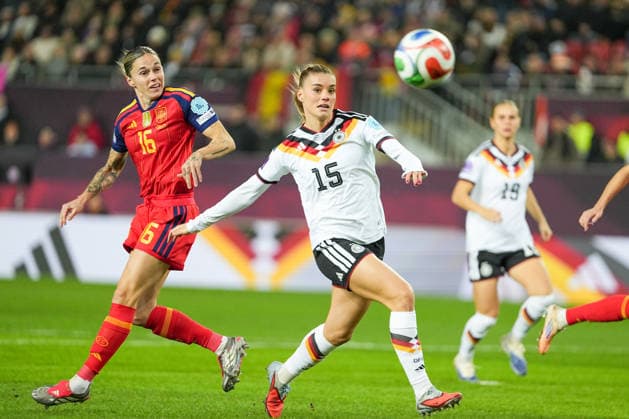 Football UEFA Women s Nations League, Final Match 1, Germany Spain on 28 11 2025 in Kaiserslautern Fritz Walter Stadion , Germany, Season 2025 2026 Selina Cerci 15, GER in duel with Mapi Leon 16, ESP Kaiserslautern Fritz Walter Stadion Germany Copyright: xChristophxKinzingerx