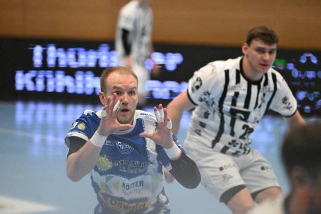 Lukas Laube 20 THW Kiel and Peter Walz 14 ThSV Eisenach in conversation on the pitch Conversation between Lukas Laube 20 THW Kiel and Peter Walz 14 ThSV Eisenach Copyright: xspeedshotx