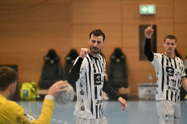 Domagoj Duvnjak 4 THW Kiel cheers with a raised fist while Elias Ellefsen a Skipagotu 71 THW Kiel raises his hand in the background Domagoj Duvnjak 4 THW Kiel cheers Copyright: xspeedshotx