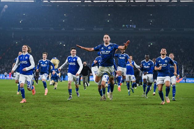 28 11 2025, Football, 2 Bundesliga, Season 2025 2026, Matchday 14, FC Schalke 04 SC Paderborn, The players of FC Schalke 04 are happy about the victory Mika Wallentowitz FC Schalke 04 , Vitalie Becker FC Schalke 04 , Nikola Katic FC Schalke 04 , Hasan Kurucay FC Schalke 04 xRHR PHOTO YYx Copyright: KROEGER RHR-FOTOx RHR-FOTO YY