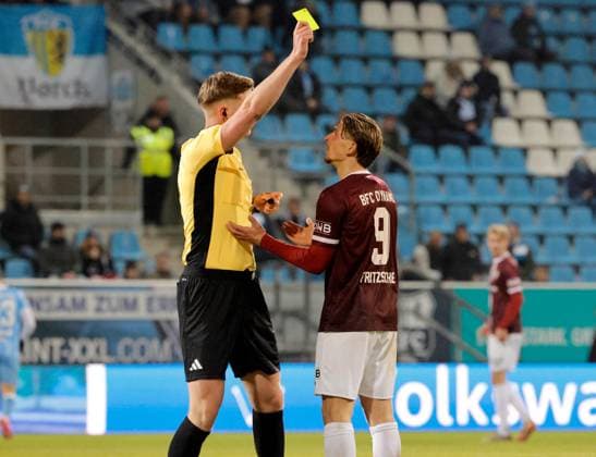CFC vs BFC Dynamo 28 11 2025, Chemnitz, eins Stadion An der Gellertstrasse, Sport, Fußball, Regionalliga Nordost, Saison 2025 2026, 17 Spieltag, CFC, CFC vs BFC Dynamo Yellow card for Leander Fritzsche Chemnitz Sachsen BRD