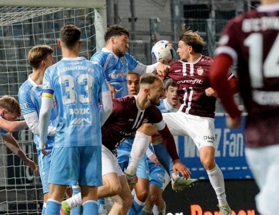 CFC vs BFC Dynamo 28 11 2025, Chemnitz, eins Stadion An der Gellertstrasse, Sport, Fußball, Regionalliga Nordost, Saison 2025 2026, 17 Spieltag, CFC, CFC vs BFC Dynamo Kampf um den Ball Chemnitz Sachsen BRD