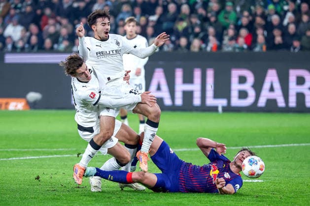 28 10 2025, Football, Borussia Mönchengladbach RB Leipzig, 1 Soccer Bundesliga, Matchday 12, Borussia Park, Season 2025 2026 Tim Kleindienst Borussia Mönchengladbach 11 and Florian Neuhaus Borussia Mönchengladbach 10 run over each other in a duel against Willi Orban RB Leipzig 04 DFB regulations prohibit any use of photographs as image sequences and or quasi video North Rhine-Westphalia Germany