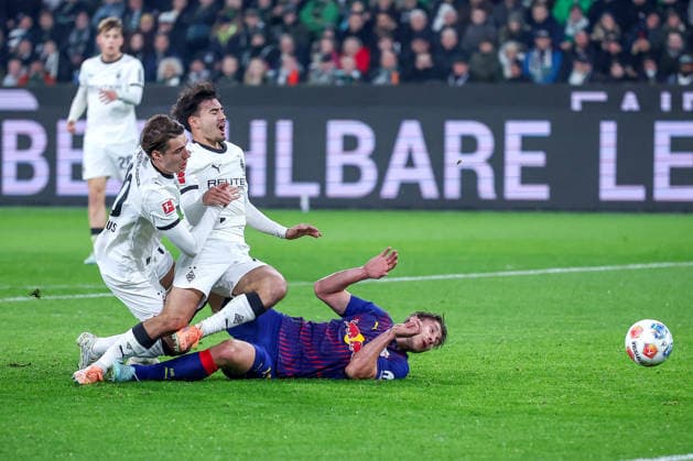 28 10 2025, Football, Borussia Mönchengladbach RB Leipzig, 1 Soccer Bundesliga, Matchday 12, Borussia Park, Season 2025 2026 Tim Kleindienst Borussia Mönchengladbach 11 and Florian Neuhaus Borussia Mönchengladbach 10 run over each other in a duel against Willi Orban RB Leipzig 04 DFB regulations prohibit any use of photographs as image sequences and or quasi video North Rhine-Westphalia Germany