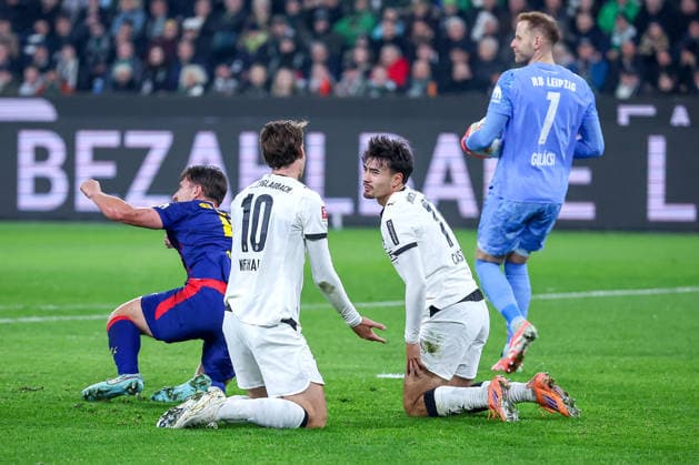 28 10 2025, Football, Borussia Mönchengladbach RB Leipzig, 1 Soccer Bundesliga, Matchday 12, Borussia Park, Season 2025 2026 Tim Kleindienst Borussia Mönchengladbach 11 and Florian Neuhaus Borussia Mönchengladbach 10 run over each other in a duel against Willi Orban RB Leipzig 04 DFB regulations prohibit any use of photographs as image sequences and or quasi video North Rhine-Westphalia Germany