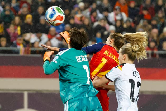Ann Katrin Berger Germany, 01 , Laia Aleixandri Spain, 14 and Franziska Kett Germany, 17 fighting for the ball , Soccer Women, UEFA Womens Nations League 2025, Final 1 match, Germany vs Spain, 28 11 2025, Fritz Walter Stadion, Kaiserslautern, Germany Kaiserslautern Fritz Walter Stadion Rheinland Pfalz Germany Copyright: xGrantxHubbsx