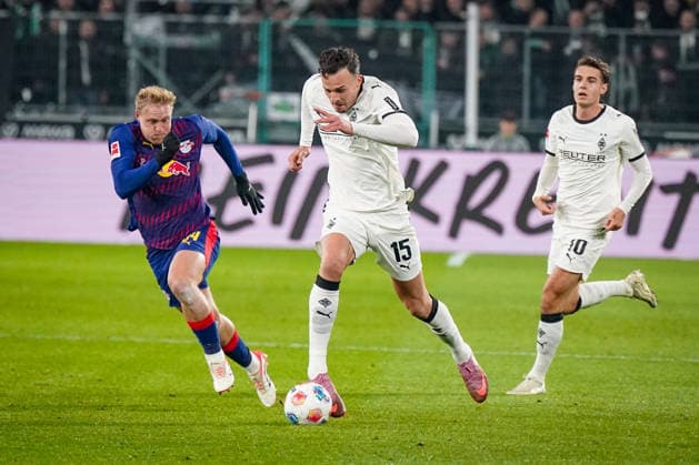 Germany Soccer Bundesliga 2025 26, 12 Matchday Borussia Mönchengladbach vs RB Leipzig Borussia Park Mönchengladbach Haris Tabakovic Borussia Mönchengladbach, 15 and Xaver Schlager RB Leipzig, 24 Mönchengladbach North Rhine-Westphalia Germany Copyright: xJOERANxSTEINSIEKx