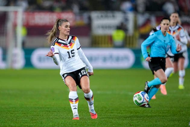 Selina Cerci DFB Women, 15 , on the ball, Action, Action, Game scene, 28 11 2025, Kaiserslautern Germany , Football, UEFA Women s Nations League, Final, First leg, Germany Spain, THE EVENT REGULATES PROHIBIT ANY USE OF PHOTOGRAPHS AS IMAGE SEQUENCES AND OR QUASI VIDEO xozx