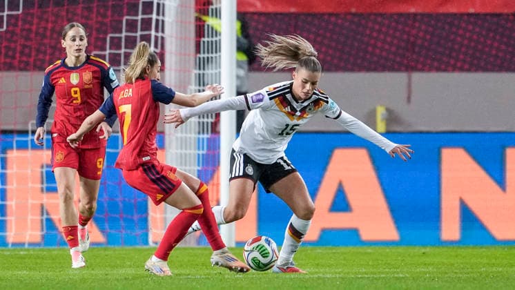 v li Olga Carmona Garcia Spain, 7 , Selina Cerci DFB Women, 15 , duel, duel, tackle, tackling, dynamics, action, action, 28 11 2025, Kaiserslautern Germany , football, UEFA Women s Nations League, final, first leg, Germany Spain, THE EVENT REGULATIONS PROHIBIT ANY USE OF PHOTOGRAPHS AS IMAGE SEQUENCES AND OR QUASI VIDEO xozx