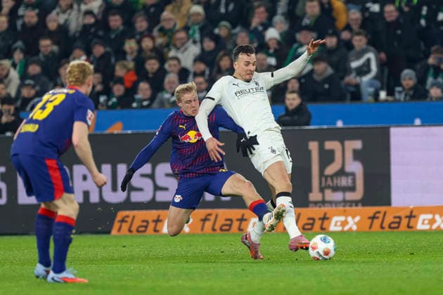 Mönchengladbach, Germany, 28 11 25 Xaver Schlager RB Leipzig and Haris Tabakovic Borussia Mönchengladbach fighting for the ball during the Bundesliga match between Borussia Mönchengladbach vs RB Leipzig at the stadium in Borussia Park Mönchengladbach Stadion im Borussia Park North Rhine Westphalia Germany Copyright: xBrauer-Fotoagenturx xAdrianxSchlx