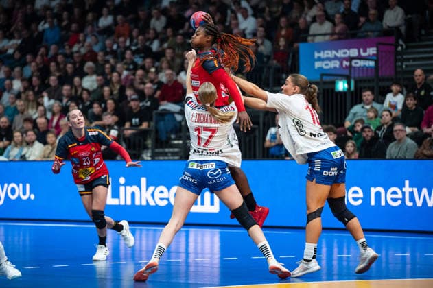 SO DELGADO-PINTO Danila Patricia (27 Spain) iin a duel with ZACHARIASEN Lív (17 Faroe Islands) and HANSEN Súna (10 Faroe Islands) during the IHF Women s Handball World Championship, WM, Weltmeisterschaft game between Spain and Faroe Islands at the SWT Arena in Trier, Germany Copyright: xMartinxPitschx xSPPx Sportspressphoto_SPR66768