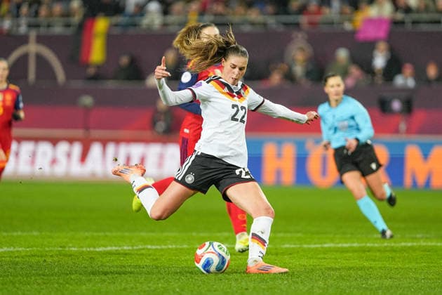 Football UEFA Women s Nations League, Final Match 1, Germany Spain on 28 11 2025 in Kaiserslautern Fritz Walter Stadion , Germany, Season 2025 2026 Jule Brand 22, GER shoots on goal Kaiserslautern Fritz Walter Stadion Germany Copyright: xChristophxKinzingerx