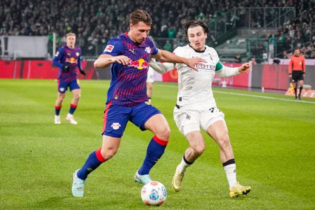 Germany Soccer Bundesliga 2025 26, 12 Matchday Borussia Mönchengladbach vs RB Leipzig Borussia Park Mönchengladbach Willi Orban Willi Orban RB Leipzig, 4 and Rocco Reitz Borussia Mönchengladbach, 27 in duel Mönchengladbach North Rhine-Westphalia Germany Copyright: xJOERANxSTEINSIEKx