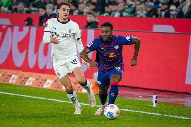 Germany Soccer Bundesliga 2025 26, 12 Matchday Borussia Mönchengladbach vs RB Leipzig Borussia Park Mönchengladbach Ridle Baku RB Leipzig, 17 Florian Neuhaus Borussia Mönchengladbach, 10 Mönchengladbach North Rhine-Westphalia Germany Copyright: xJOERANxSTEINSIEKx
