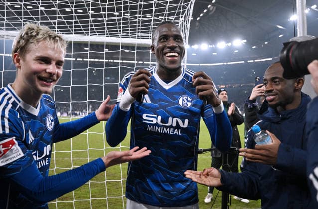 Jubel Bryan Lasme FC Schalke 04 , Finn Porath FC Schalke 04 , v re 28 11 2025, Fußball 2 Bundesliga, Saison 2025 2026, 14 Spieltag, FC Schalke 04 SC Paderborn DFL regulations prohibit any use of photographs as image sequences and or quasi video Gelsenkirchen Veltins Arena Nordrhein Westfalen Germany Team2