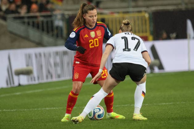 28 11 2025, xhettx, Football UEFA Women s Nations League Final First Leg , Germany Spain v l Claudia Pina Spain, 12 v Franziska Kett Germany, 17 DFL DFB REGULATIONS PROHIBIT ANY USE OF PHOTOGRAPHS as IMAGE SEQUENCES and or QUASI VIDEO Kaiserslautern