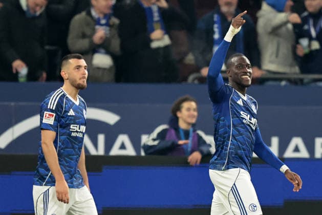 The players of FC Schalke 04 are happy about the goal to 2 1 by Bryan Lasme FC Schalke 04 during the match of the 2 Bundesliga season 2025 26 FC Schalke 04 SC Paderborn 07 Copyright Thomas Pakusch Copyright: Thomas Pakusch