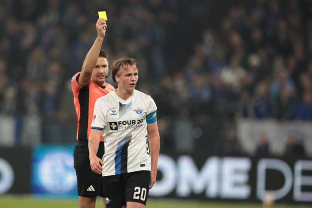 Felix Götze SC Paderborn 07 gets the yellow card during the match of the 2 Bundesliga season 2025 26 FC Schalke 04 SC Paderborn 07 Copyright Thomas Pakusch Copyright: Thomas Pakusch