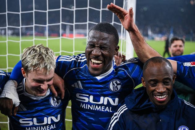 28 11 2025, Football, 2 Bundesliga, Season 2025 2026, Matchday 14, FC Schalke 04 SC Paderborn, Finn Porath FC Schalke 04 , Bryan Lasme FC Schalke 04 gets knocked on the head, xRHR PHOTO YYx Copyright: KROEGER RHR-FOTOx RHR-FOTO YY