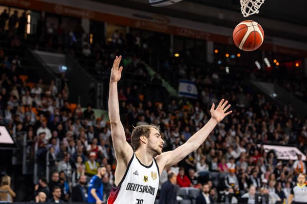 GER, FIBA Basketball World Cup 2027, European Qualifiers, Germany Israel 28 11 2025, Ratiopharm Arena, Neu Ulm, GER, FIBA Basketball World Cup 2027, European Qualifiers, Germany Israel Malte Delow Germany, No20 cheers  Photo Alexander Trienitz Neu Ulm Ratiopharm Arena Bayern Germany