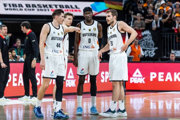 GER, FIBA Basketball World Cup 2027, European Qualifiers, Germany Israel 28 11 2025, Ratiopharm Arena, Neu Ulm, GER, FIBA Basketball World Cup 2027, European Qualifiers, Germany Israel David Krämer Germany, No44 , Justus Hollatz Germany, No21 , Isaac Bonga Germany, No0 , Malte Delow Germany, No20 talk to each other  Photo Alexander Trienitz Neu Ulm Ratiopharm Arena Bayern Germany