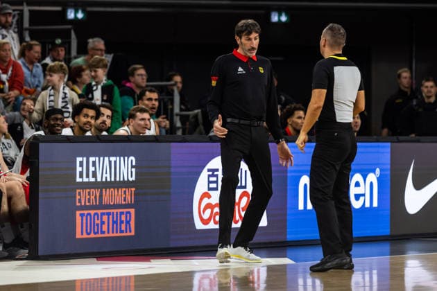 GER, FIBA Basketball World Cup 2027, European Qualifiers, Germany Israel 28 11 2025, Ratiopharm Arena, Neu Ulm, GER, FIBA Basketball World Cup 2027, European Qualifiers, Germany Israel Ãlex Mumbru Trainer, Germany discusses with the referee  Photo Alexander Trienitz Neu Ulm Ratiopharm Arena Bayern Germany