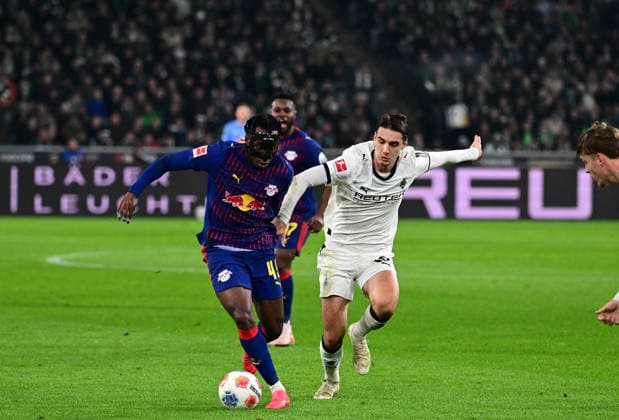 28 11 2025 Moenchengladbach Football, Men, Season 2025 2026, Borussia Moenchengladbach vs RB Leipzig duel between v li Yan Diomande Leipzig , Florian Neuhaus Gladbach DFL regulations prohibit any use of photographs as image sequences and or quasi video Borussia Park NRW Germany