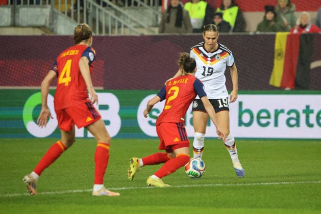 28 11 2025, Football, Women, UEFA Women s Nations League Final 2025, Germany Spain, Klara Bühl Germany , Ona Batlle Spain Kaiserslautern Fritz Walter Stadion Rheinland Pfalz Germany DEU Copyright: xSebastianxBachx