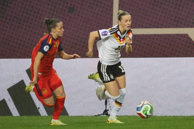 28 11 2025, Football, Women, UEFA Women s Nations League Final 2025, Germany Spain, Franziska Kett Germany , Ona Batlle Spain Kaiserslautern Fritz Walter Stadion Rheinland Pfalz Germany DEU Copyright: xSebastianxBachx