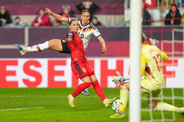 Soccer UEFA Women s Nations League, Final Match 1, Germany Spain on 28 11 2025 in Kaiserslautern Fritz Walter Stadion , Germany, Season 2025 2026 Klara Bühl 19, GER shoots on goal, defended by Ona Batlle 2, ESP and parried by Cata Coll 13, ESP Kaiserslautern Fritz Walter Stadion Germany Copyright: xChristophxKinzingerx