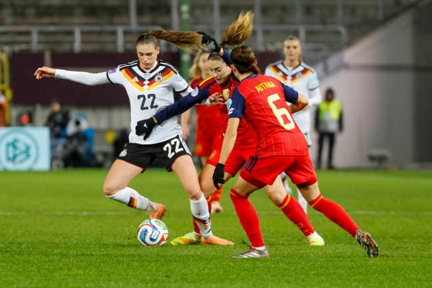 Jule Brand Germany, 22 , Alexia Putellas Spain, 11 and Aitana Bonmati Spain, 06 fighting for the ball , Football Women, UEFA Womens Nations League 2025, Final 1 match, Germany vs Spain, 28 11 2025, Fritz Walter Stadion, Kaiserslautern, Germany Kaiserslautern Fritz Walter Stadion Rheinland Pfalz Germany Copyright: xGrantxHubbsx