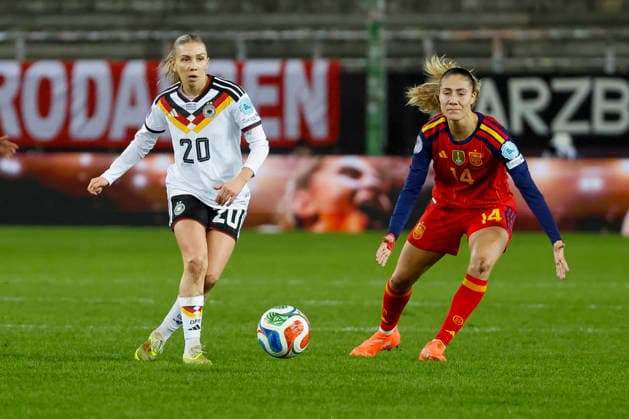 Elisa Senß, Senss Germany, 20 and Laia Aleixandri Spain, 14 fighting for the ball , Soccer Women, UEFA Womens Nations League 2025, Final 1 match, Germany vs Spain, 28 11 2025, Fritz Walter Stadion, Kaiserslautern, Germany Kaiserslautern Fritz Walter Stadion Rheinland Pfalz Germany Copyright: xGrantxHubbsx