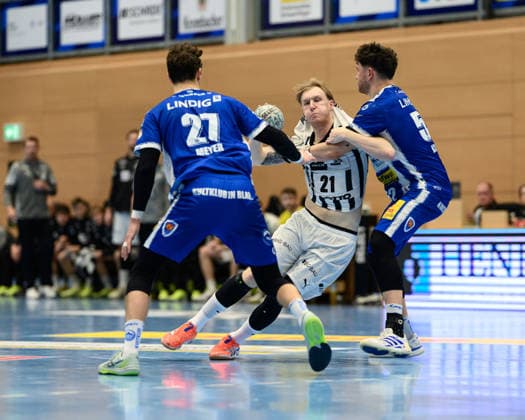 Philipp, Meyer Kreislaeufer, ThSV Eisenach, 27 , Eric, Johansson THW Kiel, 21 , Justin, Kurch Kreislaeufer, ThSV Eisenach, 52 GER, ThSV Eisenach v THW Kiel, 1 Daikin Handballbundesliga, Handball, Matchday 14, Season 2025 2026, 28 11 2025 GER, ThSV Eisenach v THW Kiel, 1 Daikin Handballbundesliga, Handball, Matchday 14, Season 2025 2026, 28 11 2025 Eisenach Copyright: xEibner-Pressefoto MartinxHerbstx EP_MHT