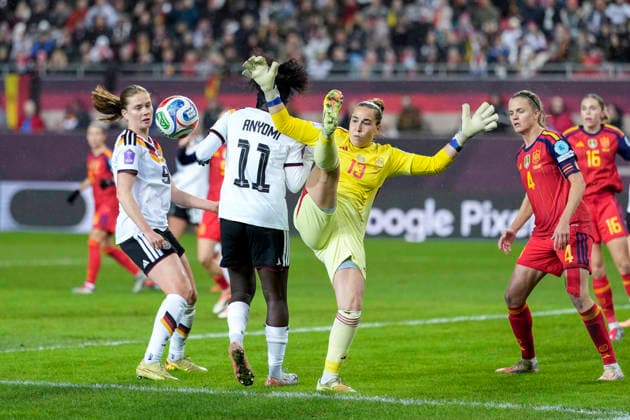 v li Sjoeke Nüsken DFB Women, 9 , Nicole Anyomi DFB Women, 11 , Cata Coll Catalina Coll Lluch, Spain, Goalkeeper, Goalkeeper, 13 , duel, duel scene, duel, tackle, tackling, dynamics, action, action, in the penalty area, Penalty area scene, 28 11 2025, Kaiserslautern Germany , Football, UEFA Women s Nations League, Final, First leg, Germany Spain, THE EVENT REGULATES PROHIBIT ANY USE OF PHOTOGRAPHS AS IMAGE SEQUENCES AND OR QUASI VIDEO xozx