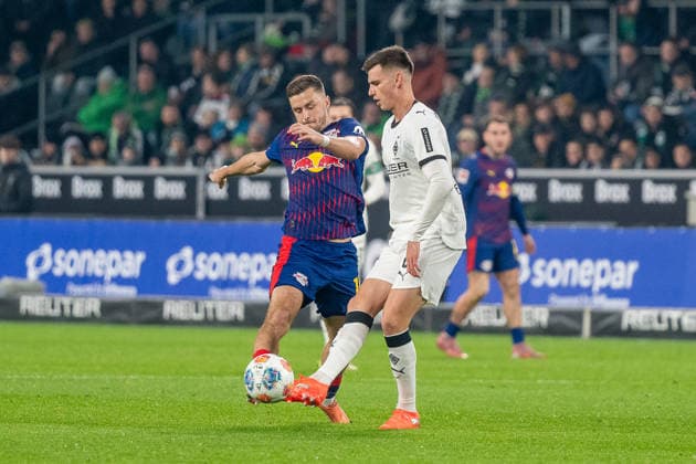 28 11 2025, Soccer 1 Bundesliga, Season 2025 2026, Matchday 12, Borussia Moenchengladbach RB Leipzig at Borussia Park in Moenchengladbach duel between Christoph Baumgartner RB Leipzig, 14 and Yannik Engelhardt Borussia Moenchengladbach, 06 Important note In accordance with the regulations of the DFL German Football League and the DFB German Football Association, it is prohibited to use or have used photographs taken in the stadium or of the match in the form of sequential images or video-like photo series Foto Kirchner Media Thomas Haesler Copyright: xKirchner-Media ThomasxHaeslerx
